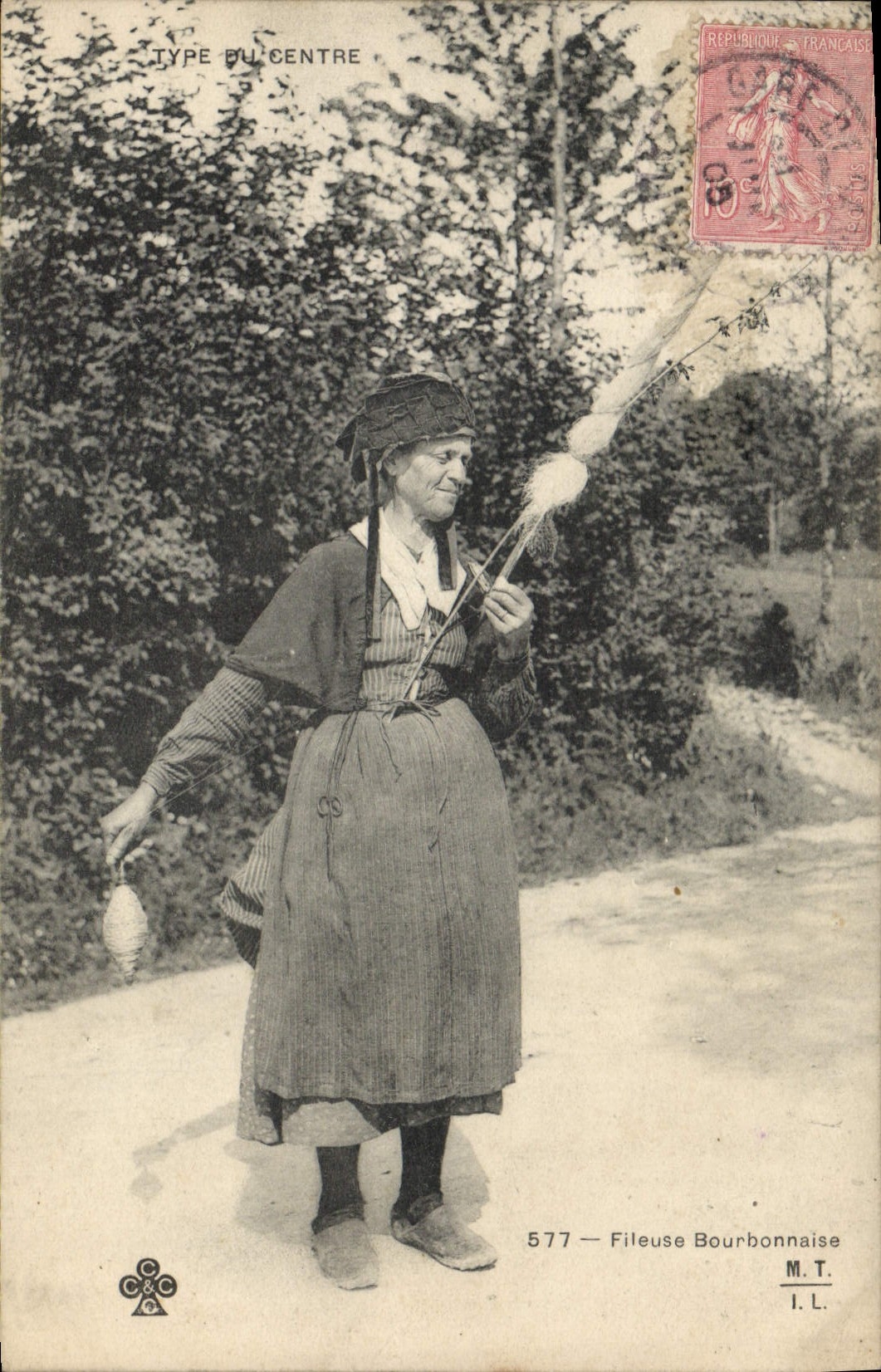 CPA Folklore Fileuse Bourbonnaise TOP