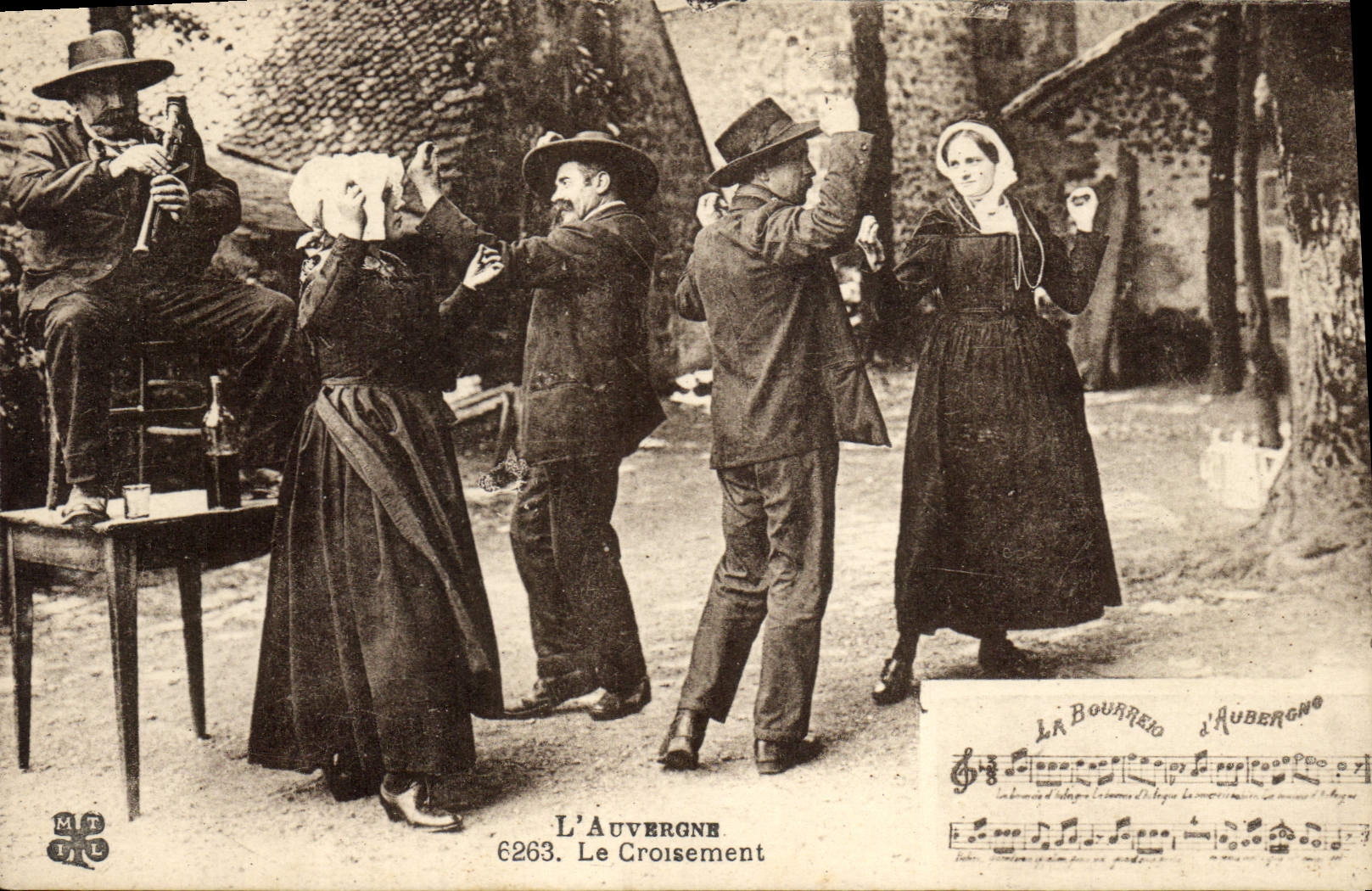 CPA Folklore Auvergne Le croisement