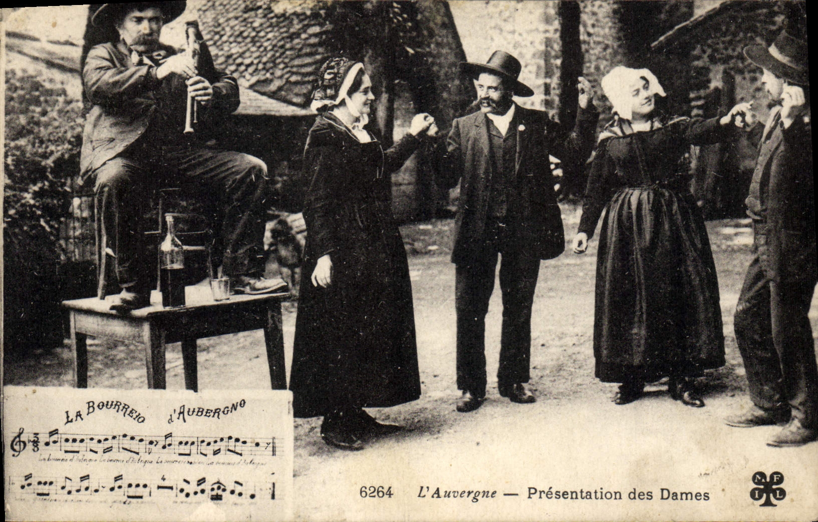 CPA Folklore Auvergne Presentation des dames