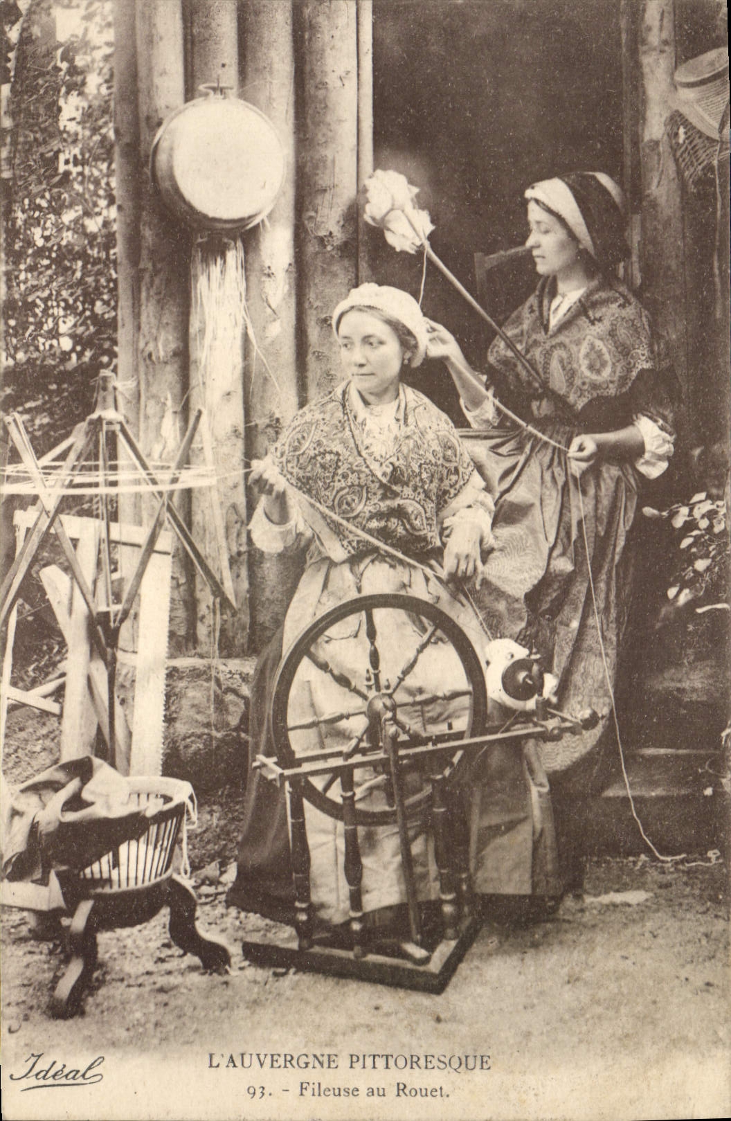 CPA Folklore Auvergne Fileuse au rouet