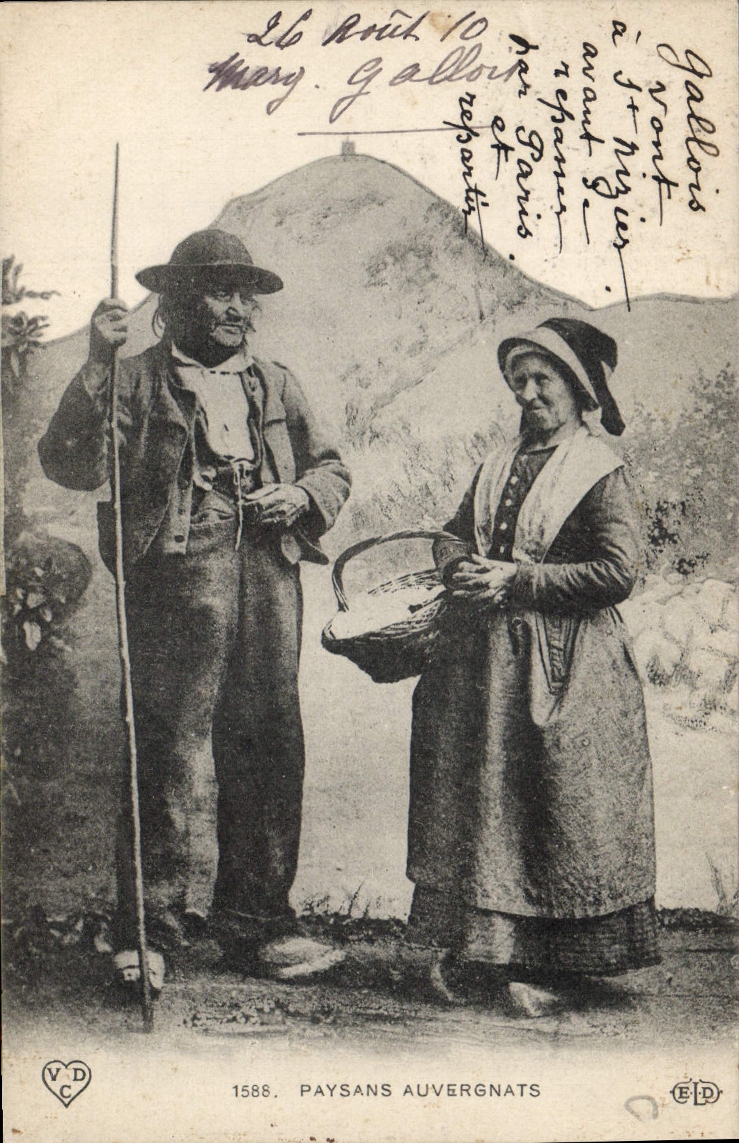 CPA Folklore Paysans Auvergnats