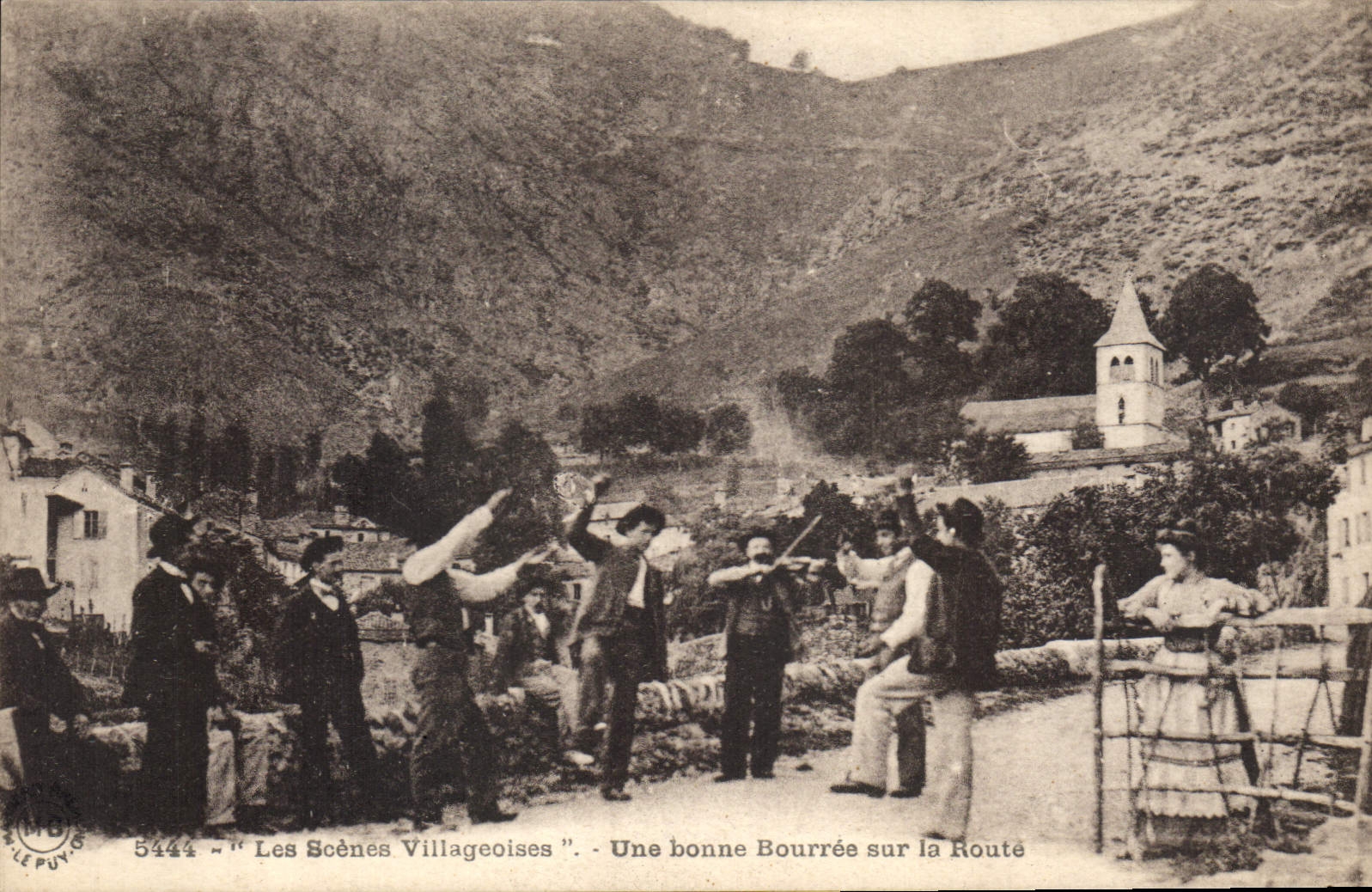 CPA Folklore Une bonne bourree sur la route