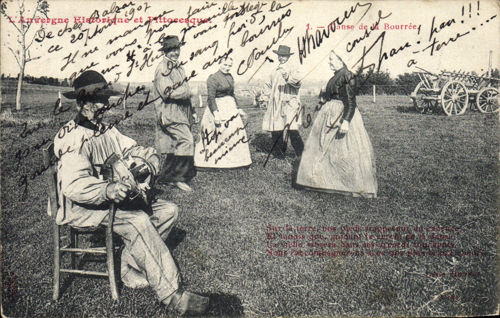CPA Folklore Danse de la bourree Auvergne
