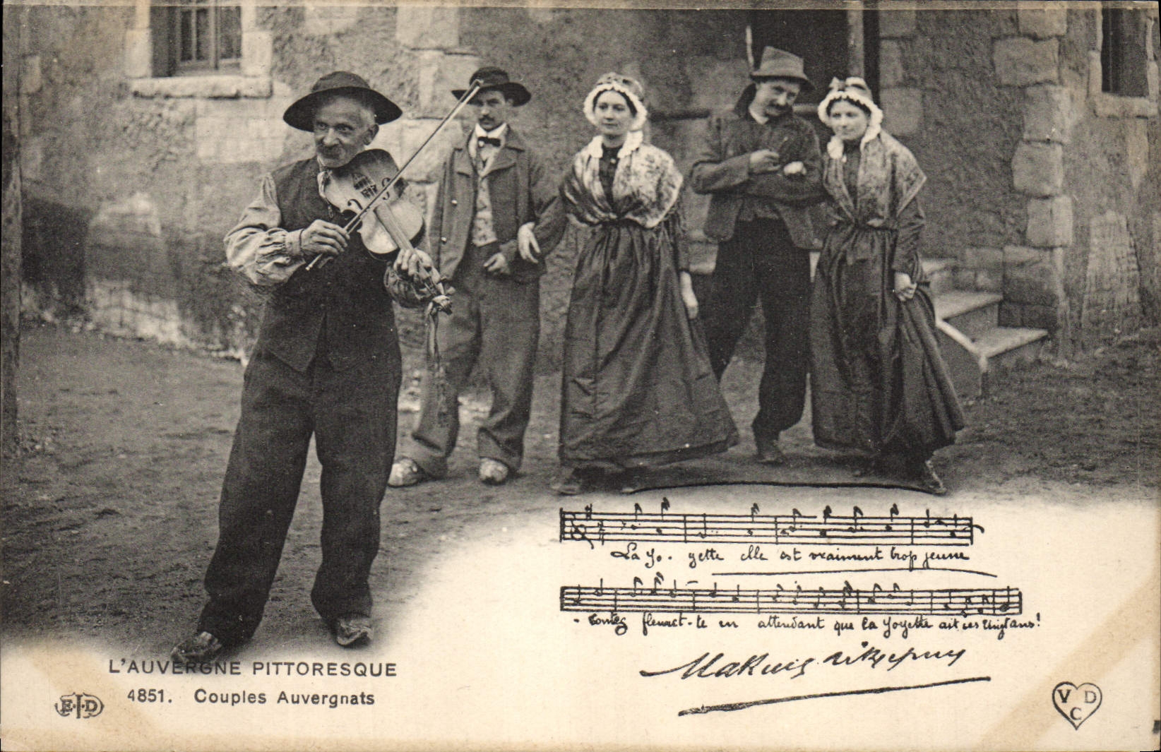 CPA Folklore Auvergne Couples Auvergnats