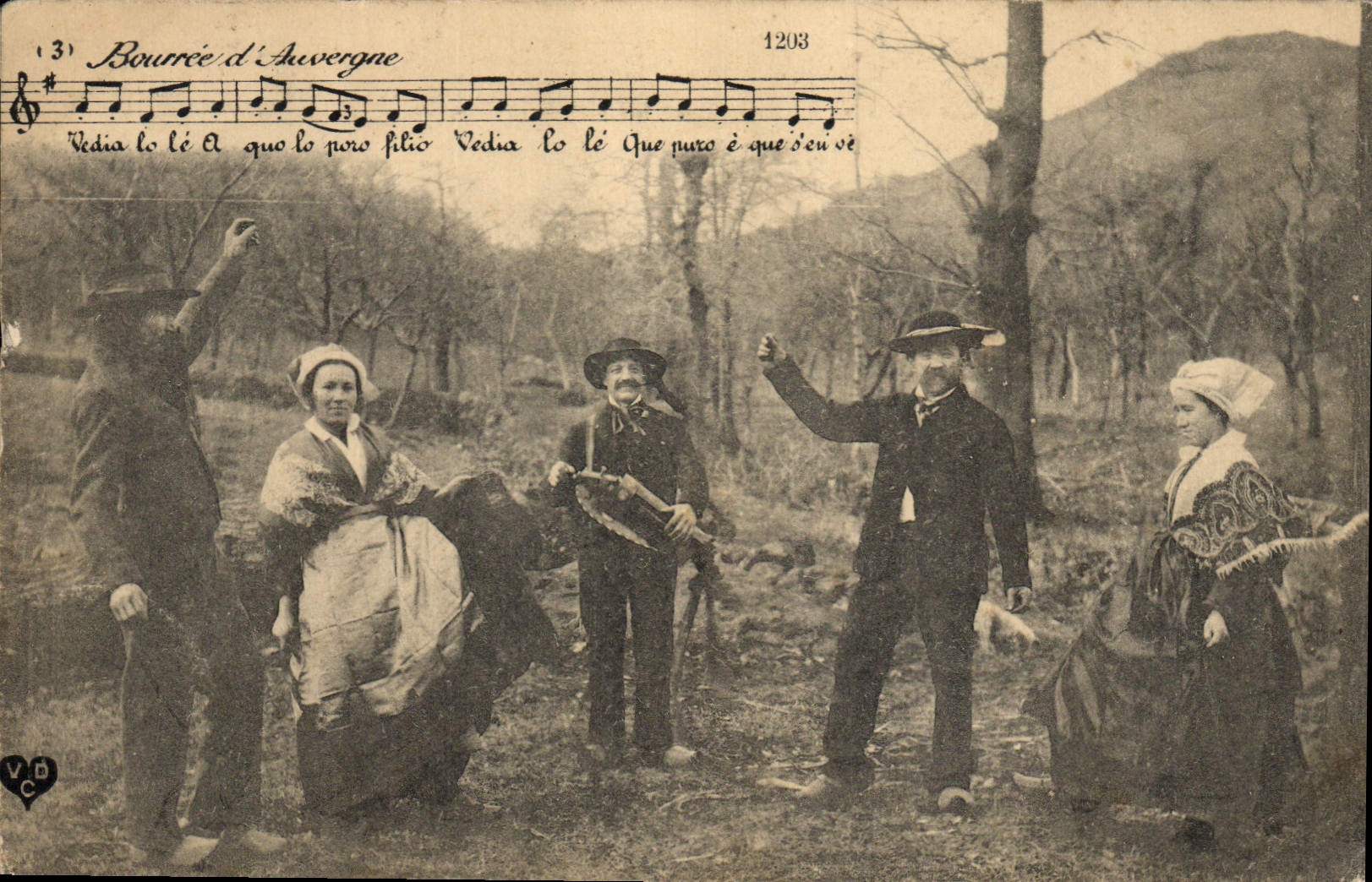 CPA Folklore Auvergne La bourree 