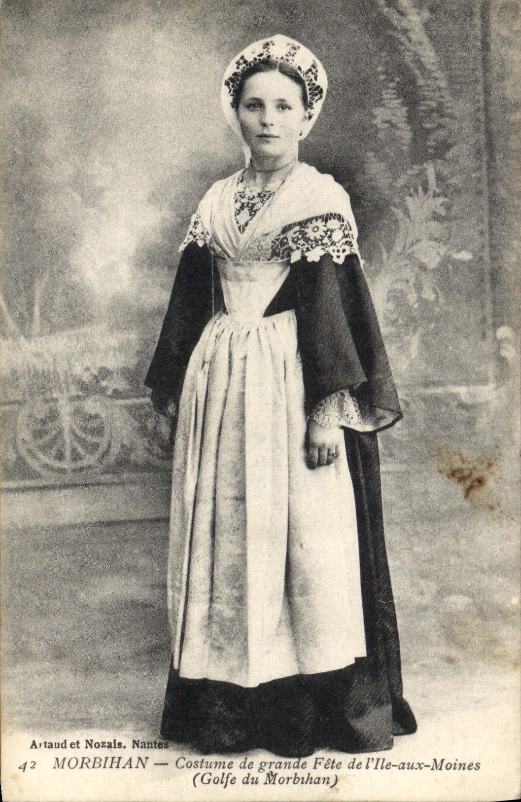 CPA Folklore Morbihan Costume de grande fete de l'Ile aux Moines Golfe du Morbihan