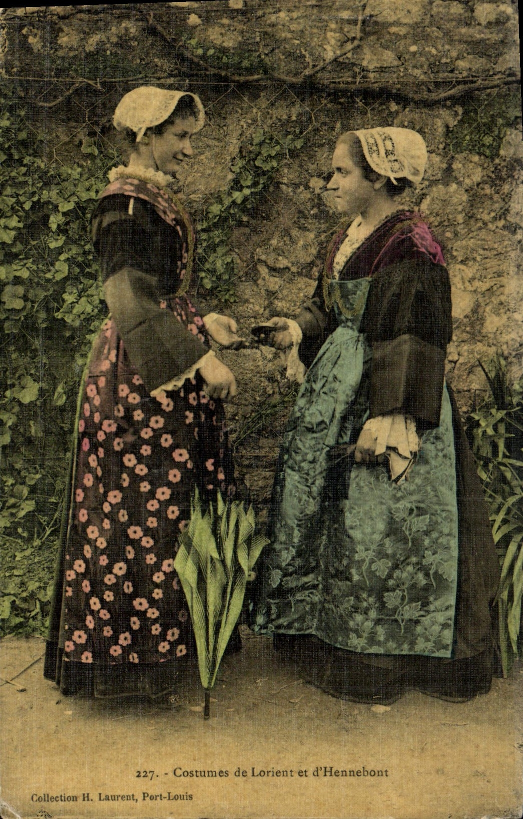 CPA Folklore Costumes de Lorient et d'Hennebont (carte toilée)