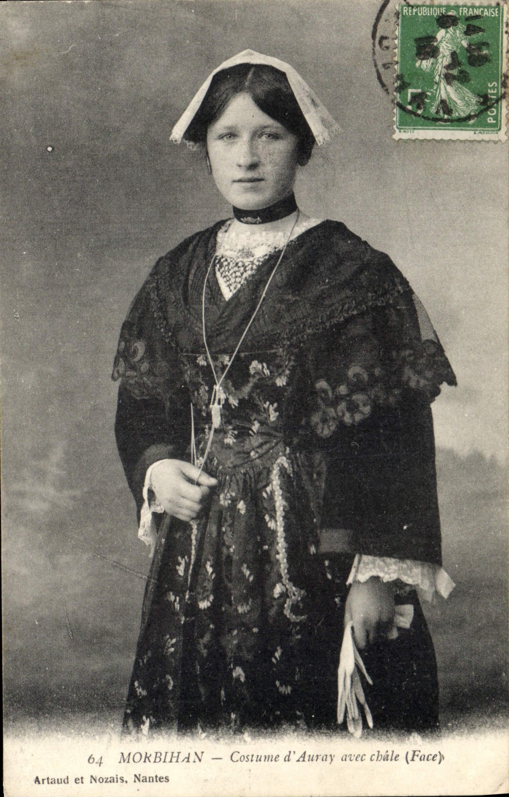 CPA Folklore Morbihan Costume d'Auray avec chale 