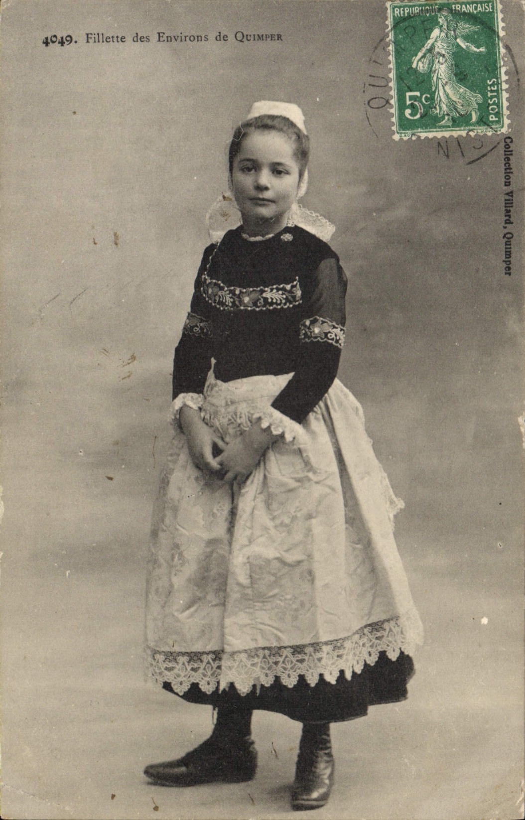 CPA Folklore Fillette des environs de Quimper 