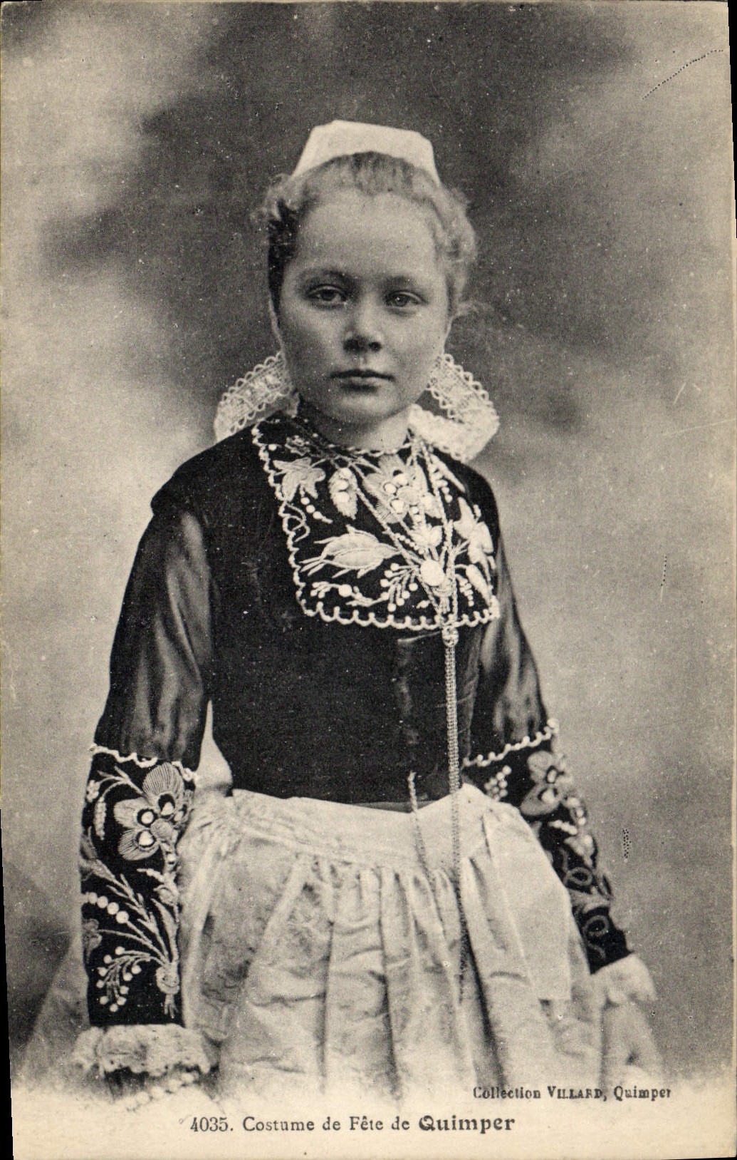 CPA Folklore Costume de fete de Quimper