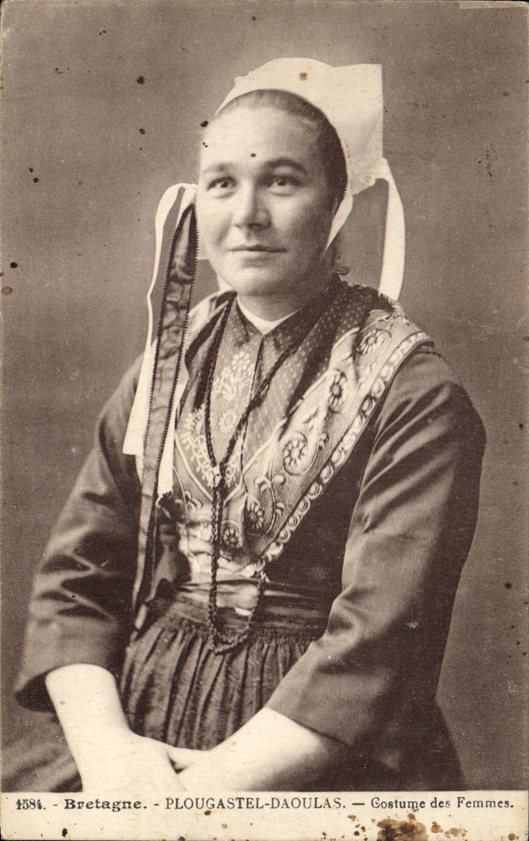 CPA Folklore Plougastel Daoulas Costume des femmes