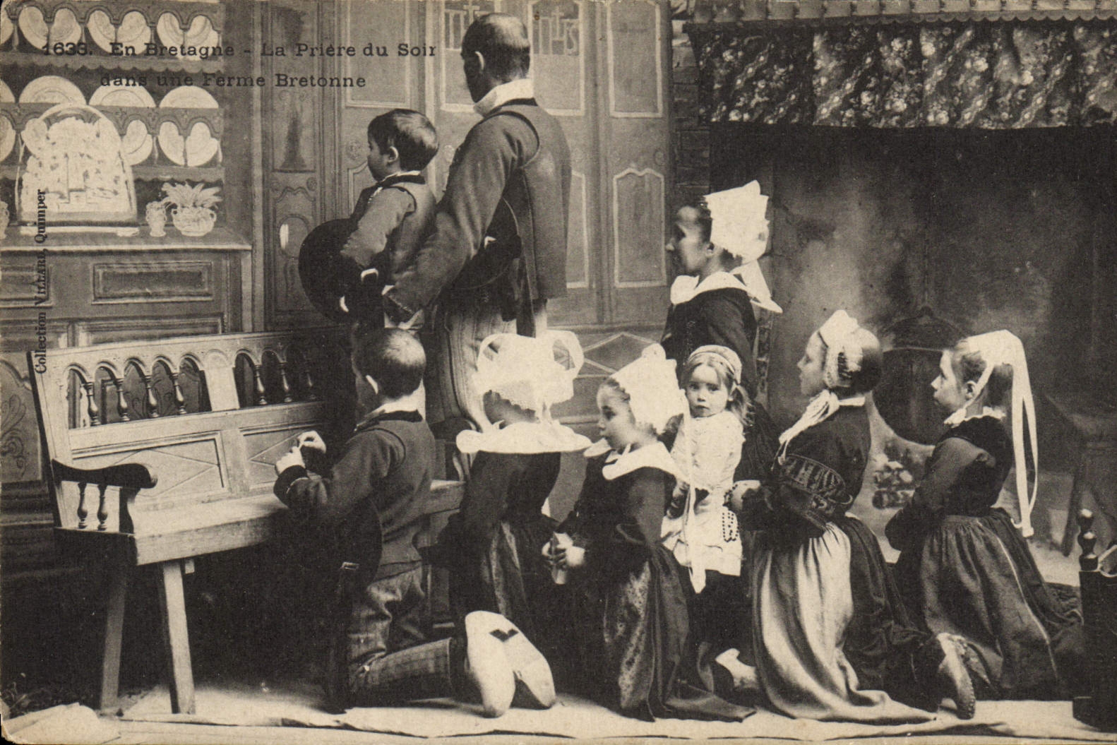 CPA Folklore Bretagne La priere du soir dans une ferme bretonne 