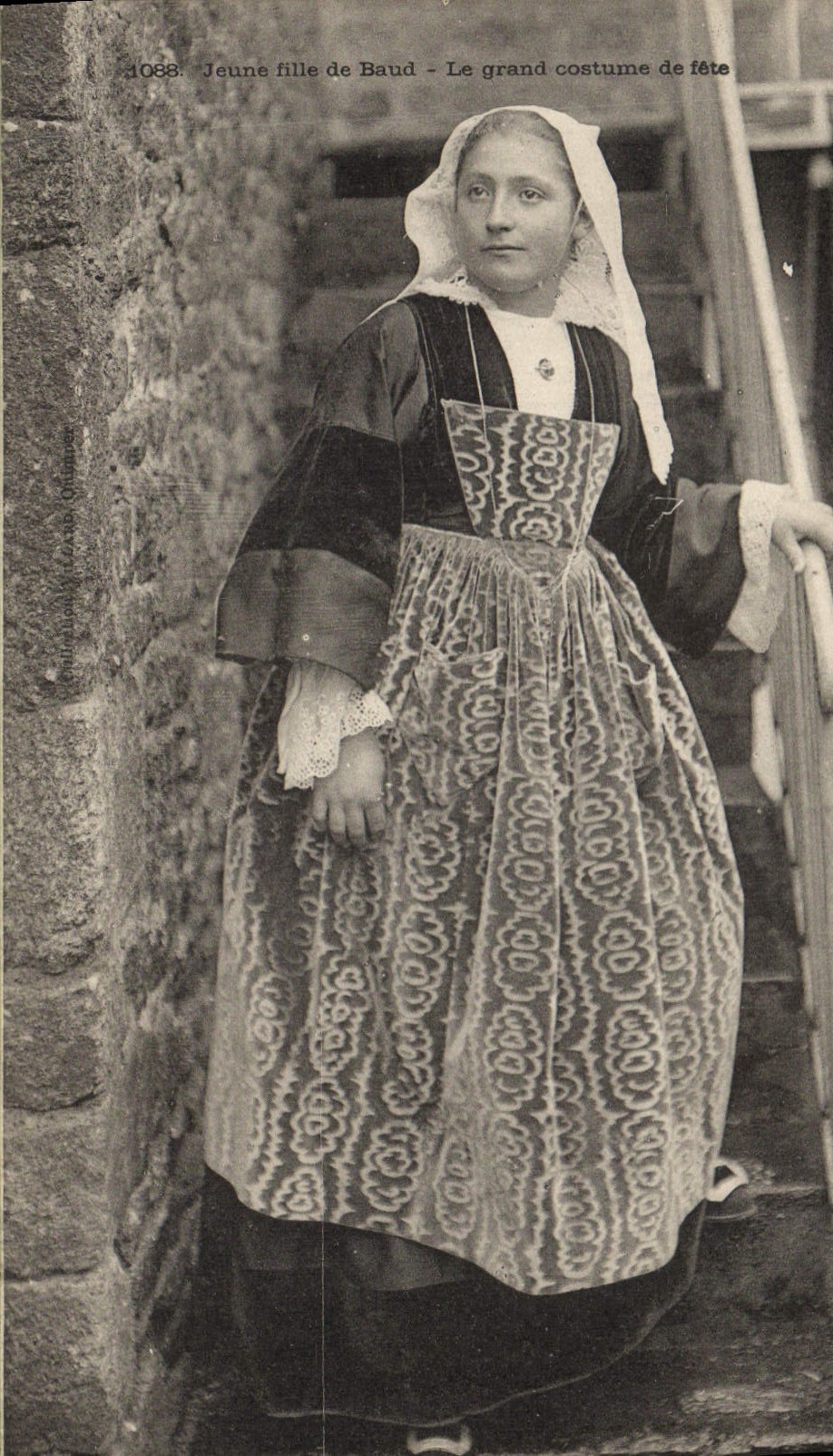 CPA Folklore Jeune fille de Baud Le grand costume de fete