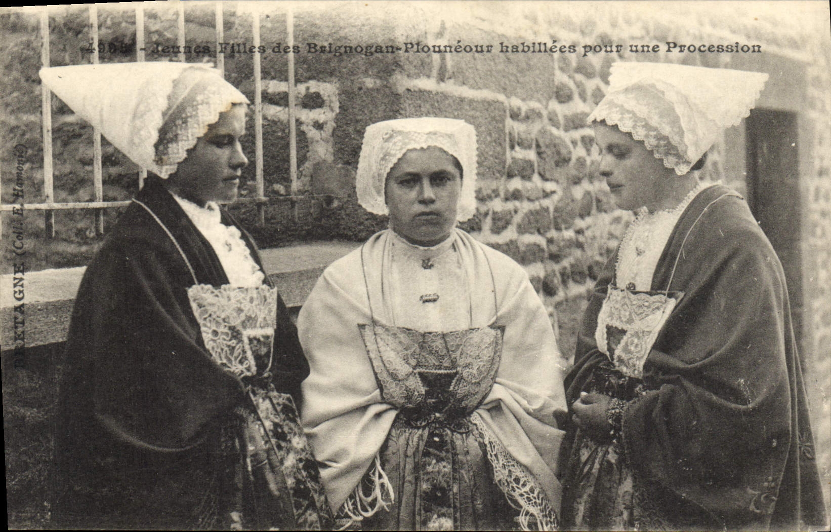 CPA Folklore Jeunes filles de Brigognan Plouneour habillees pour une procession