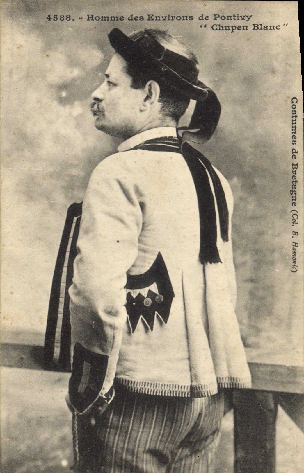 CPA Folklore Homme des environs de Pontivy Chupen Blanc 