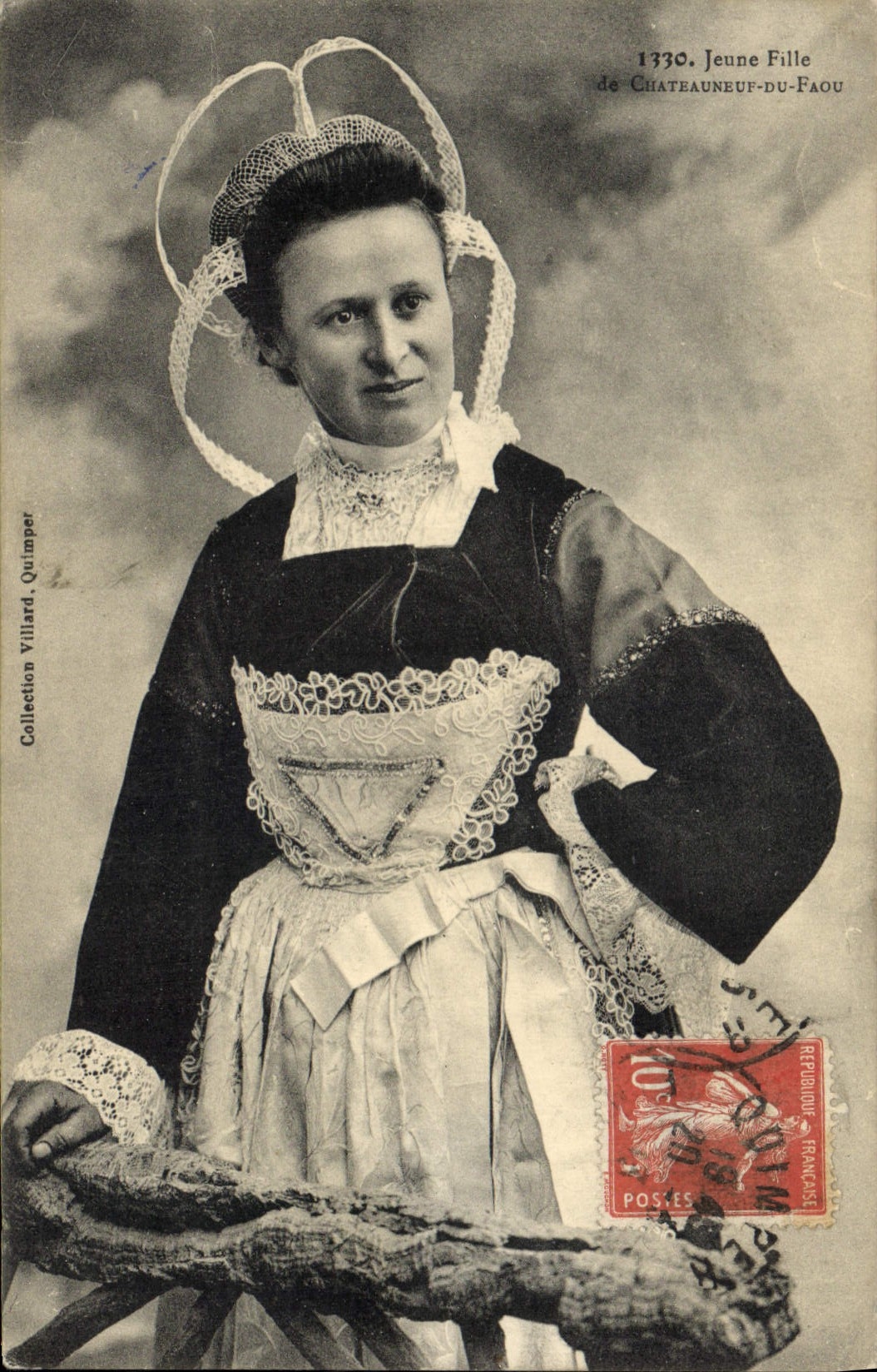 CPA Folklore Jeune fille de Chateauneuf du Faou