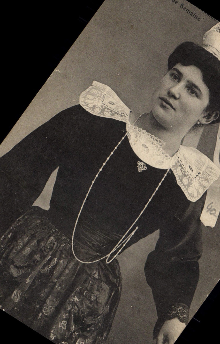 CPA Folklore Jeune fille de Bannalec Costumes de Semaine