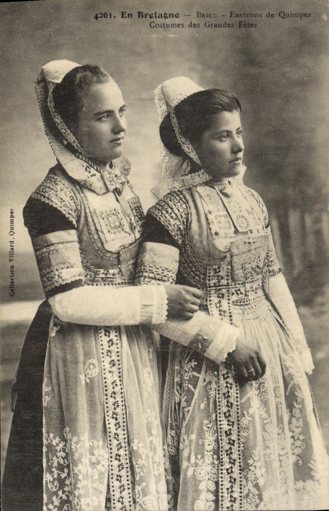 CPA Folklore Briec Environs de Quimper Costumes des grandes fetes