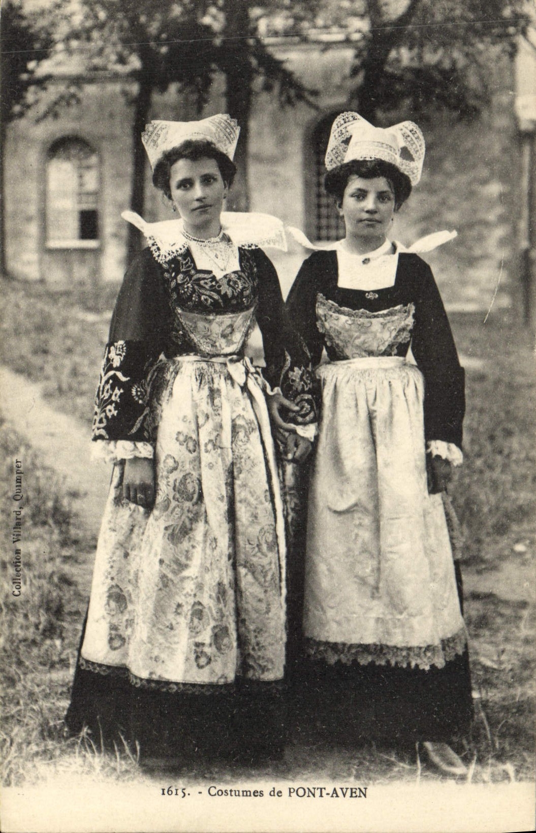 CPA Folklore Costumes de Pont Aven