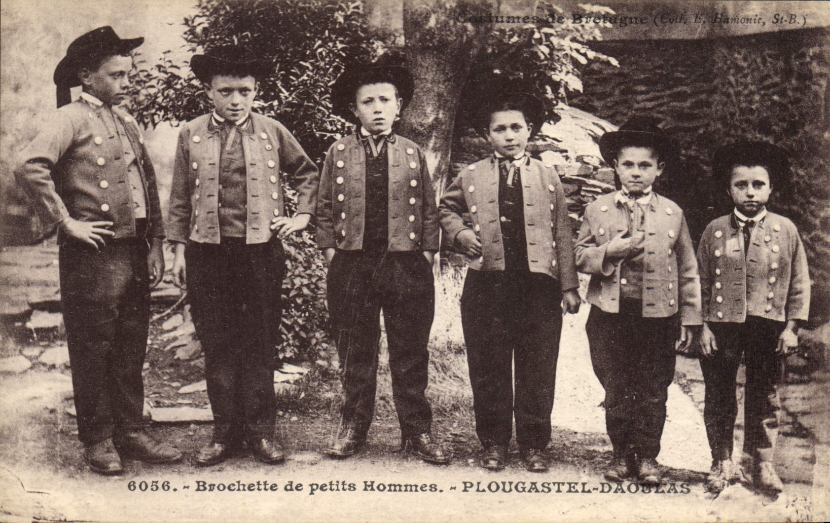 CPA Folklore Brochette de petits hommes Plougastel Daoulas