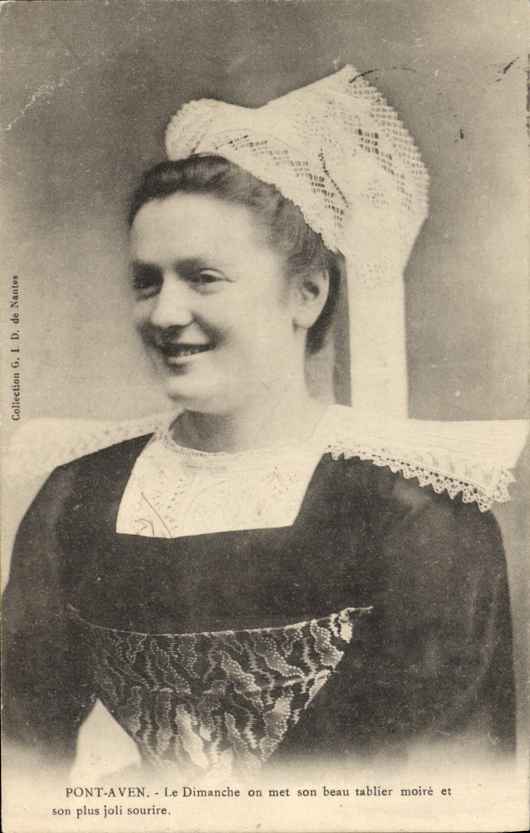 CPA Folklore Pont Aven Le Dimanche on met son beau tablier moire et son plus joli sourire