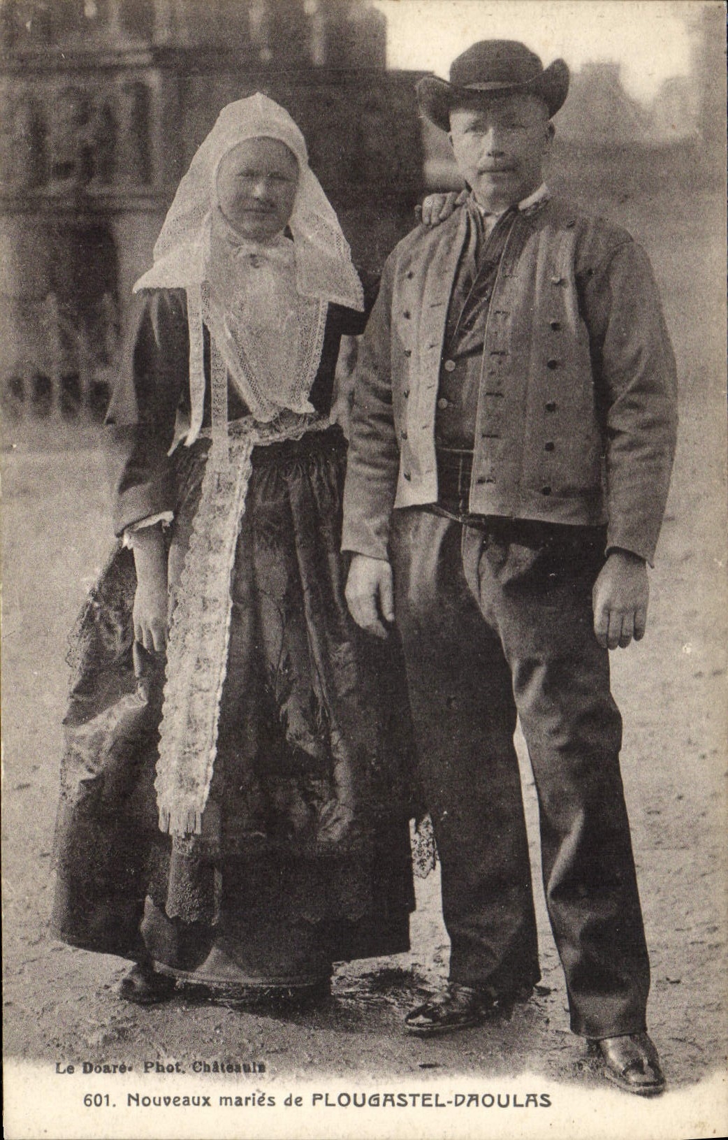 CPA Folklore Nouveaux maries de Plougastel Daoulas