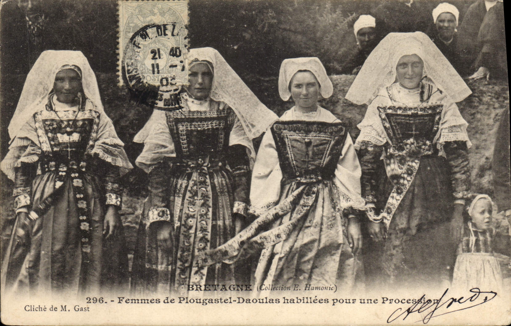 CPA Folklore Femmes de Plougastel Daoulas habillees pour une procession