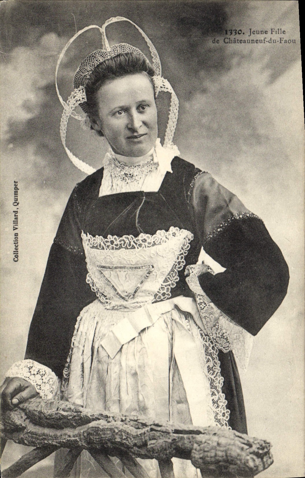 CPA Folklore Jeune de fille de Chateauneuf du Faou 