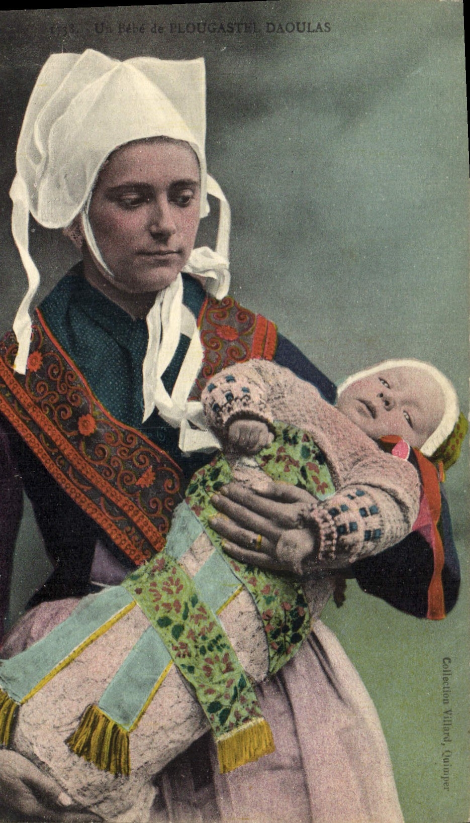 CPA Folklore Un bebe de Plougastel Daoulas