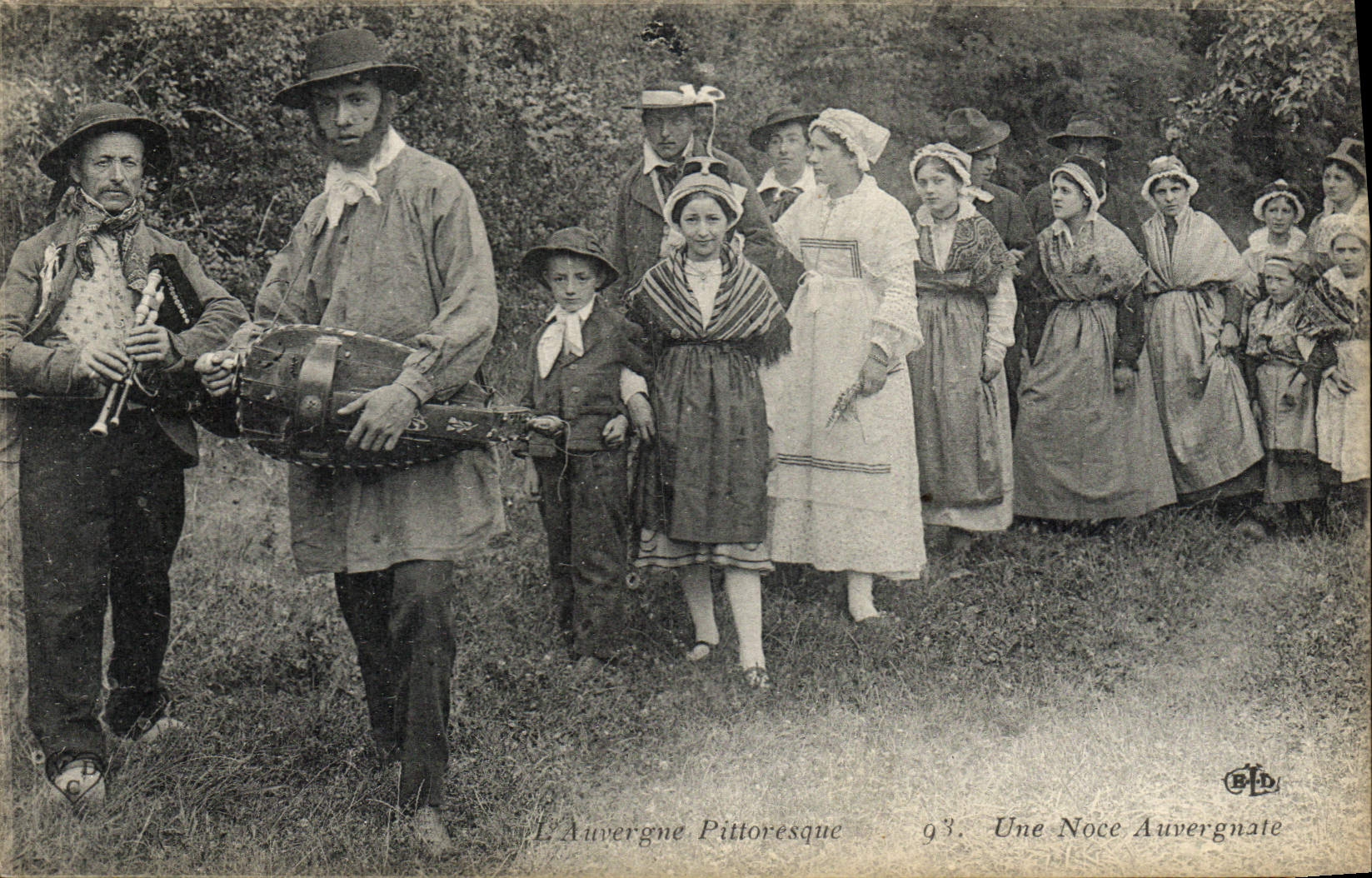 CPA Folklore Auvergne Une noce Auvergnate