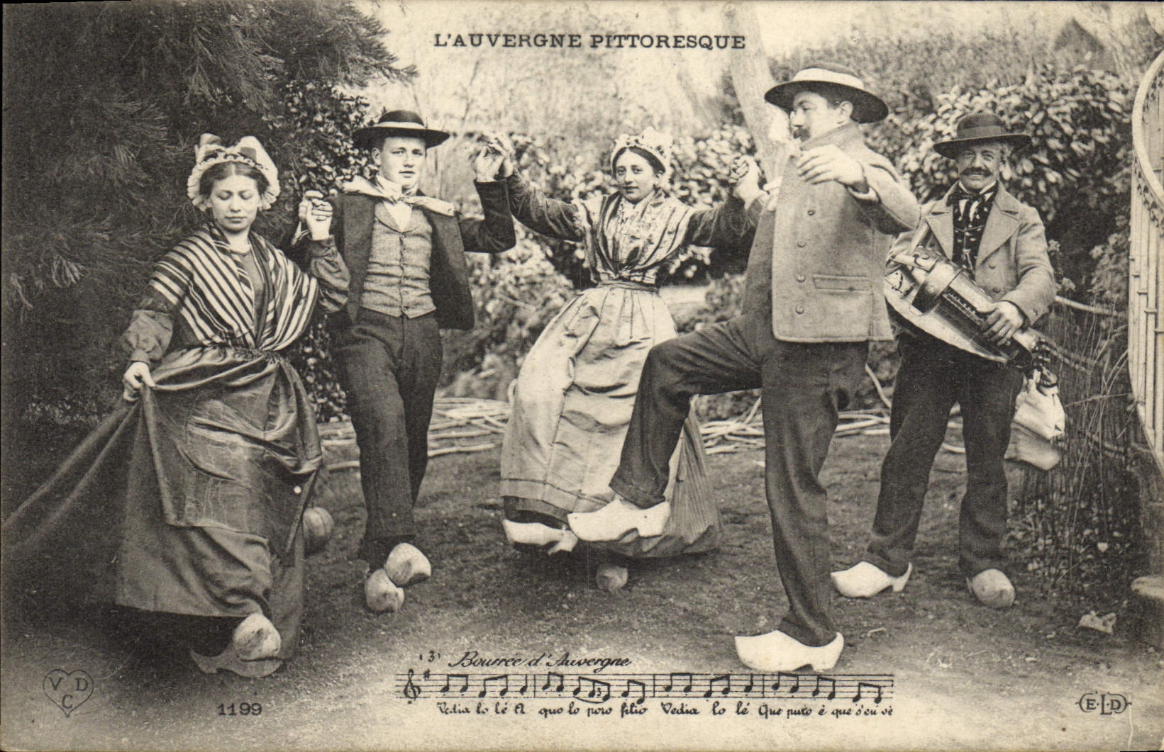 CPA Folklore Auvergne La bourree