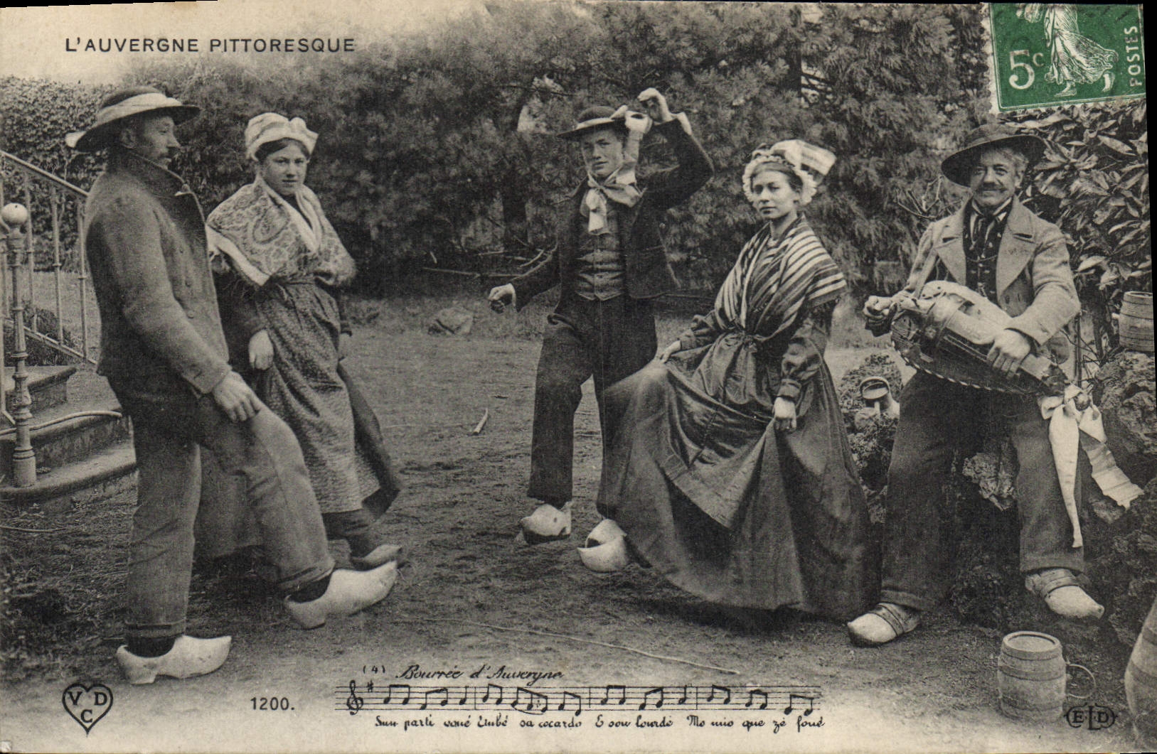 CPA Folklore Auvergne La bourree