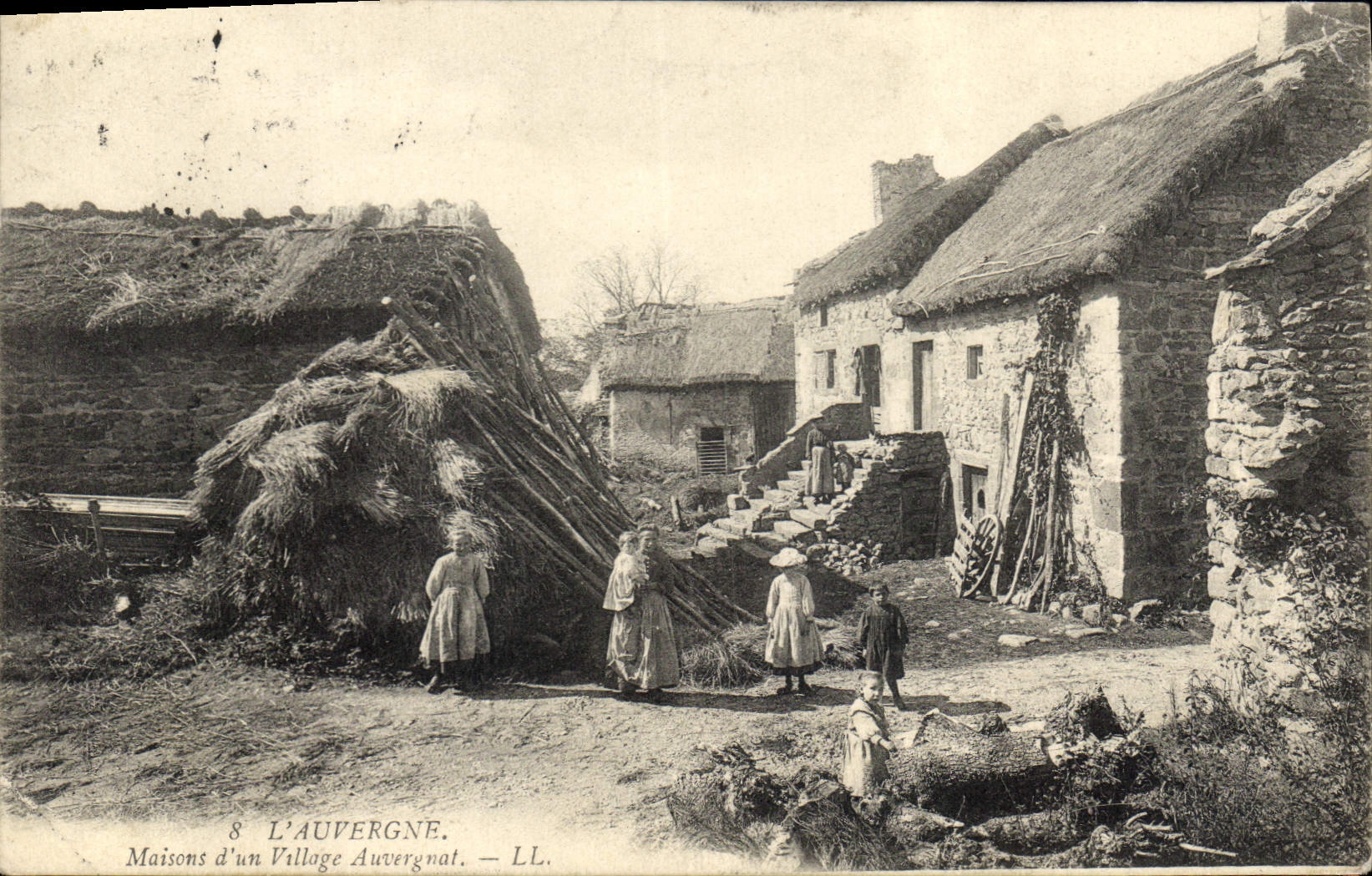 CPA Folklore Auvergne Maisons d'un village Auvergnat