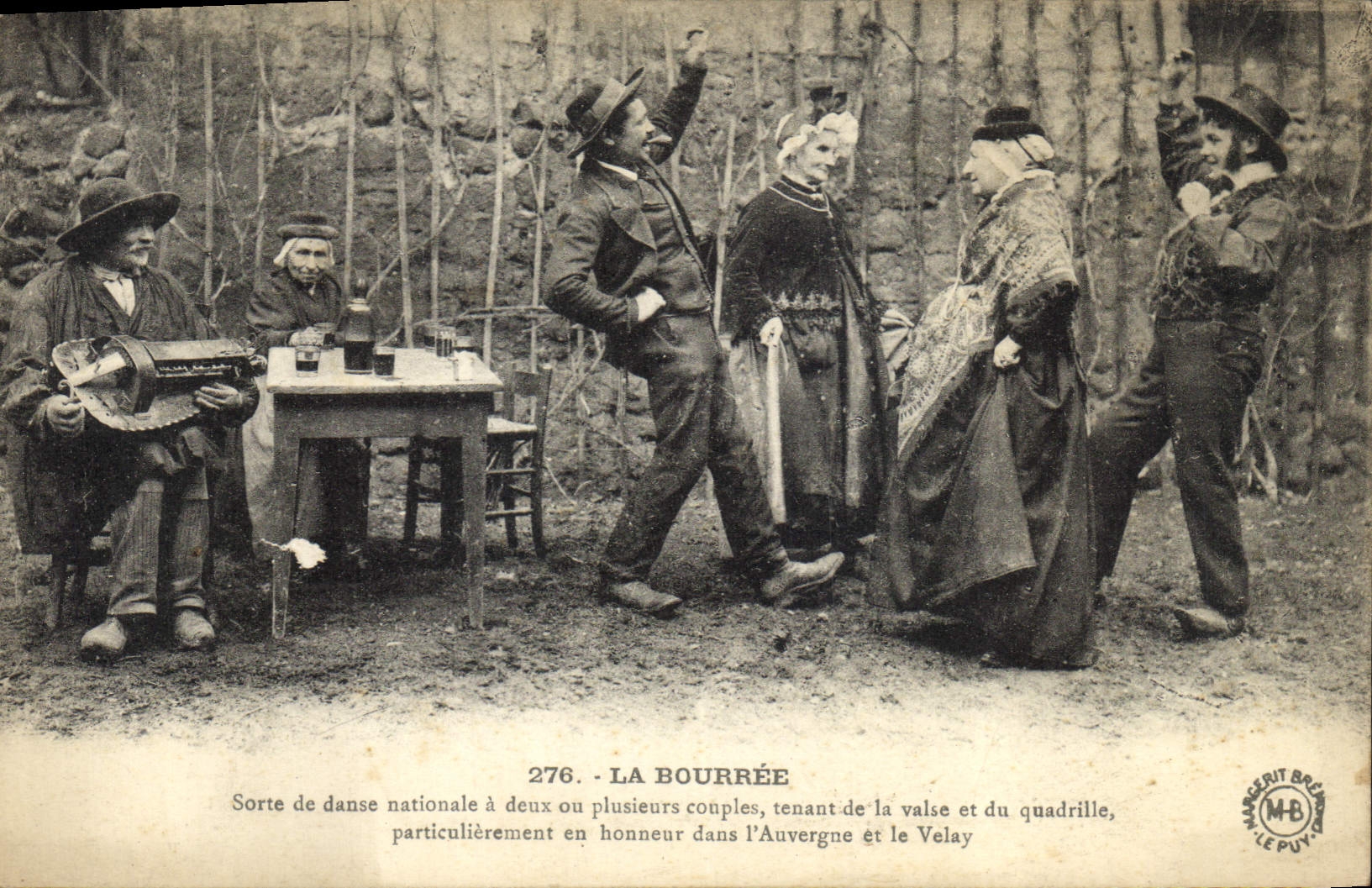 CPA Folklore Auvergne La bourree