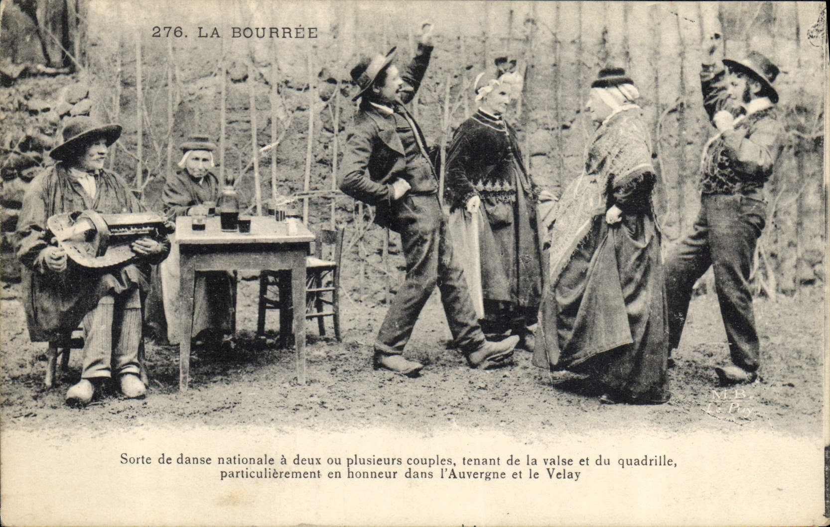 CPA Folklore Auvergne La bourree