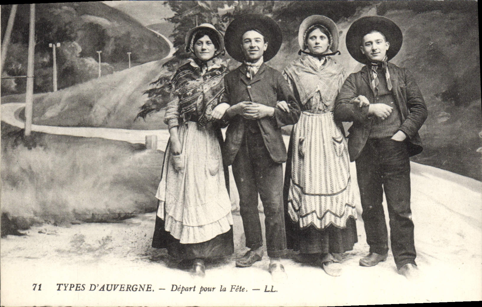 CPA Folklore Auvergne Depart pour la fete