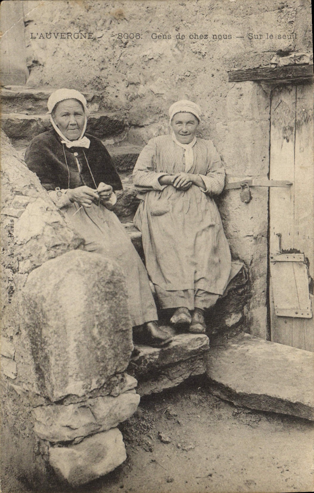 CPA Folklore Auvergne Gens de chez nous Sur le seuil