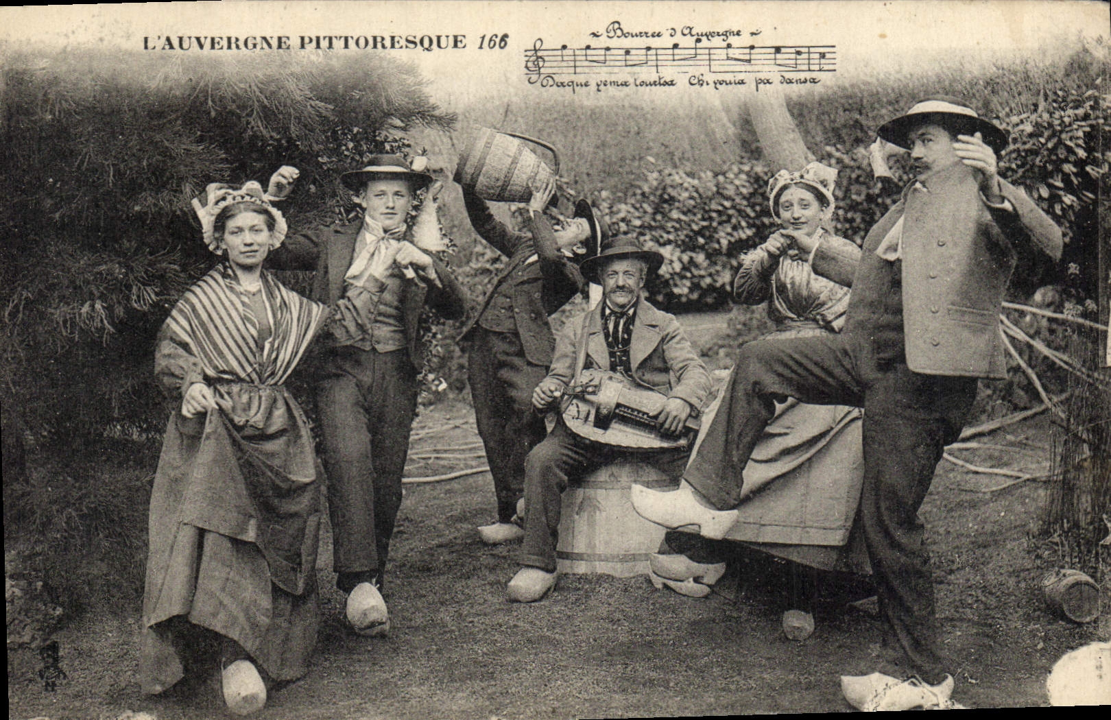 CPA Folklore Auvergne La bourree