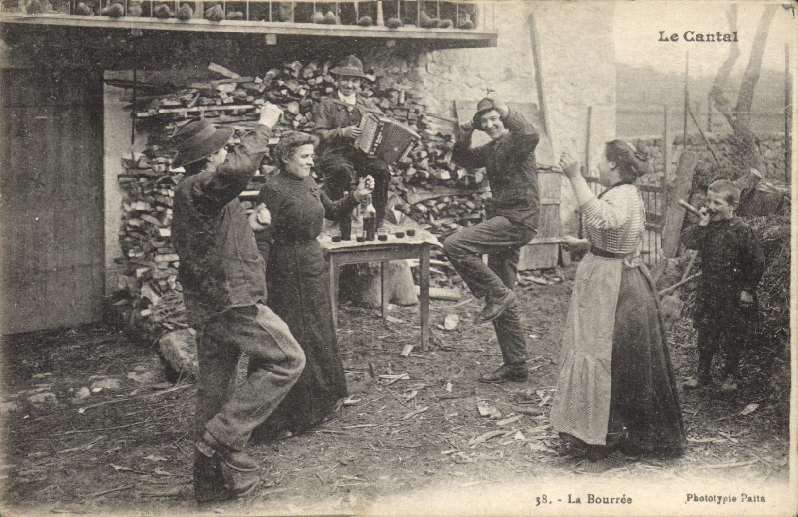 CPA Folklore Cantal La bourree