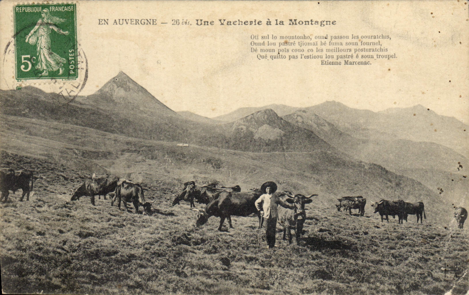 CPA Folklore Auvergne Une vacherie a la montagne 