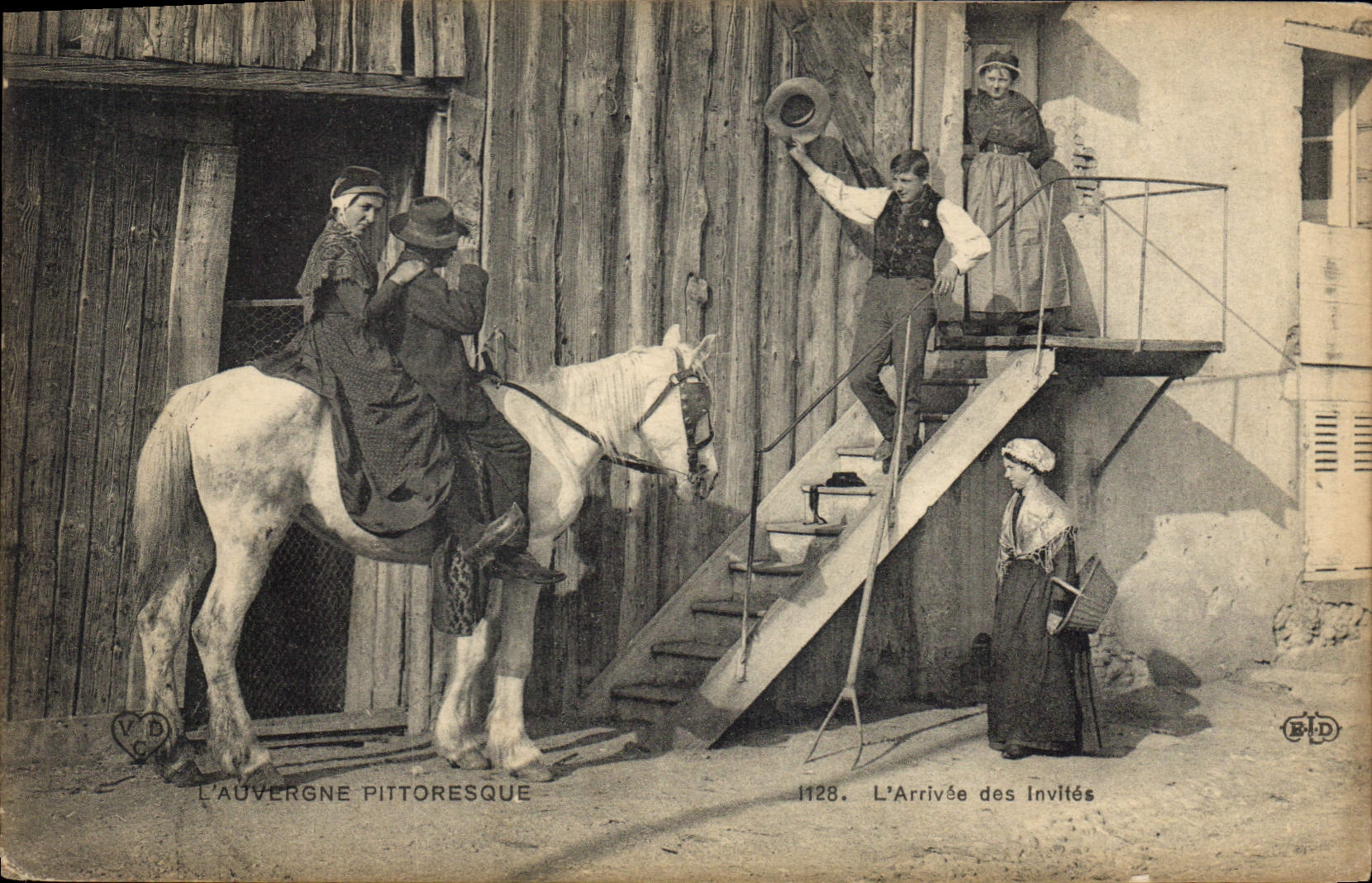 CPA Folklore Auvergne L'arrivee des invites Cheval