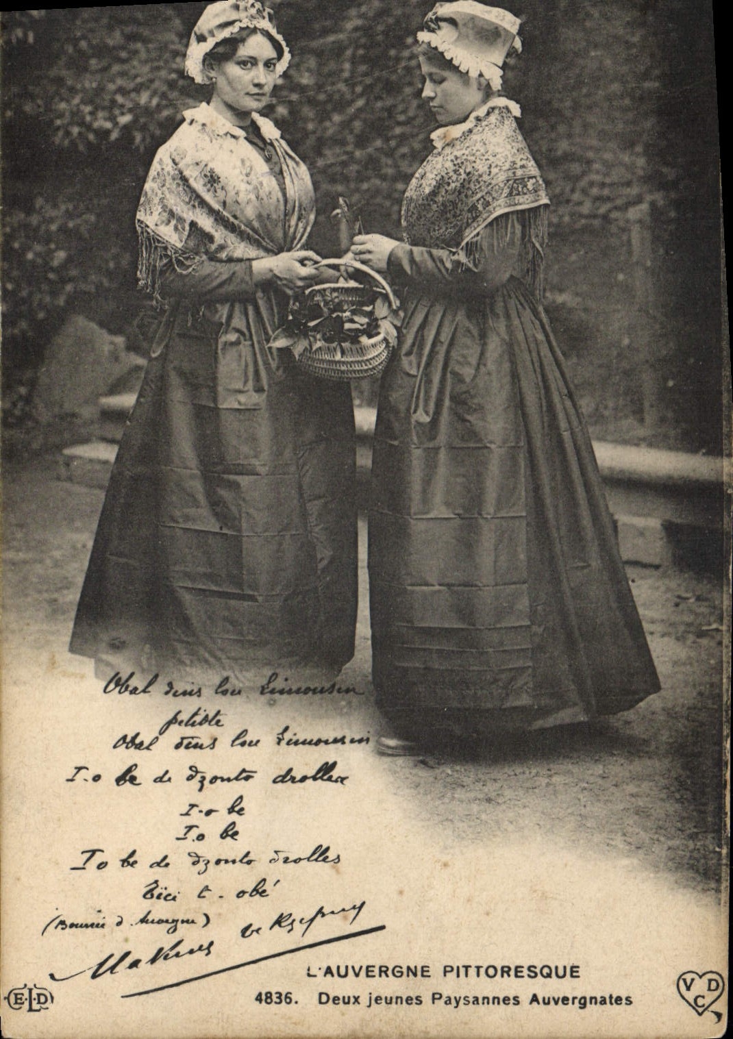 CPA Folklore Auvergne Deux jeunes paysannes Auvergnates