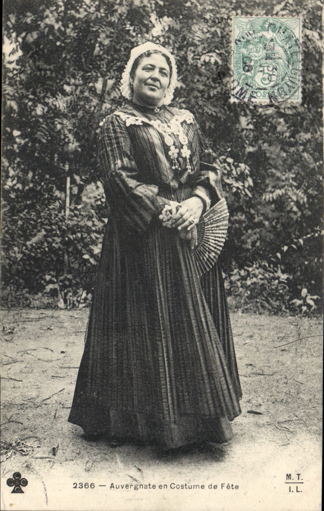 CPA Folklore Auvergnate en costume de fete