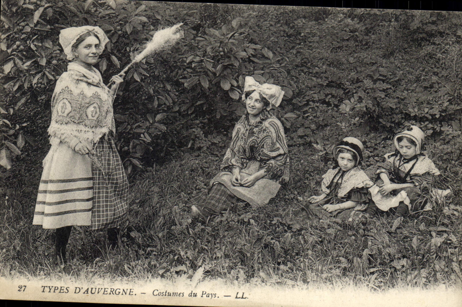 CPA Folklore Auvergne Costumes du pays Enfants