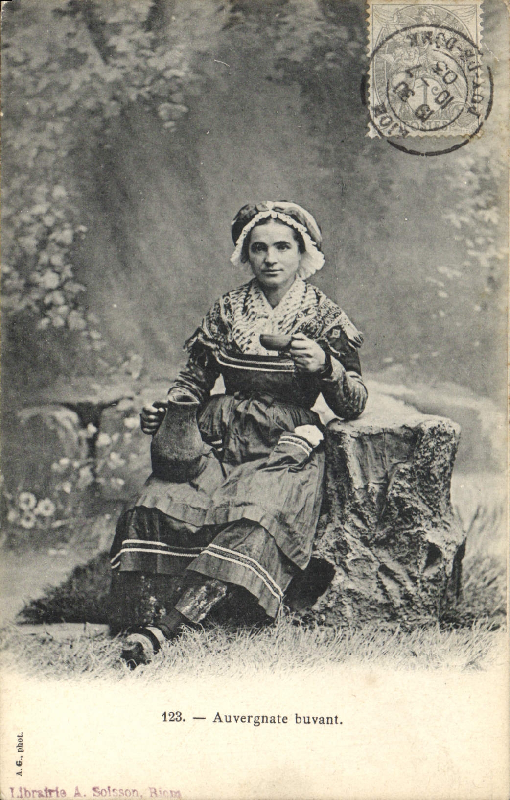 CPA Folklore Auvergnate buvant