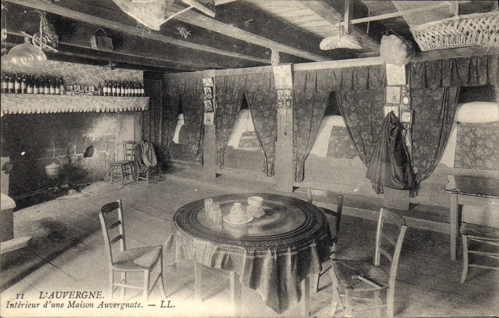 CPA Folklore Auvergne Interieur d'une maison Auvergnate