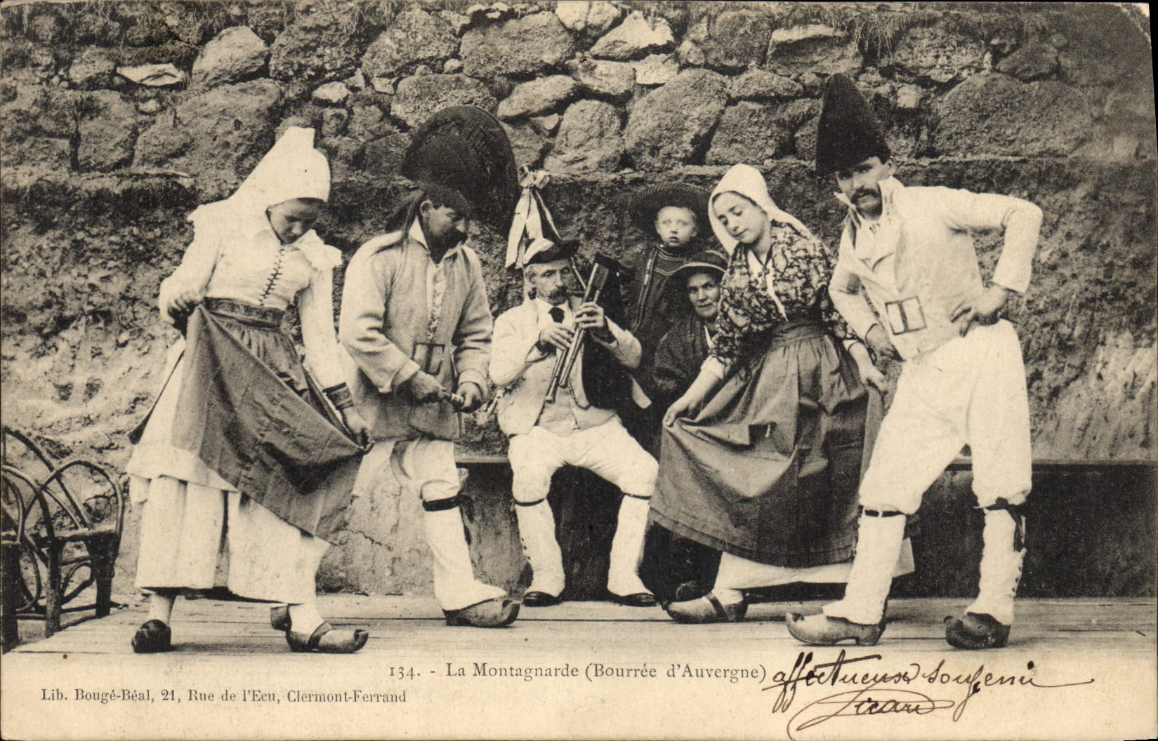 CPA Folklore La Montagnarde Bourree d'Auvergne