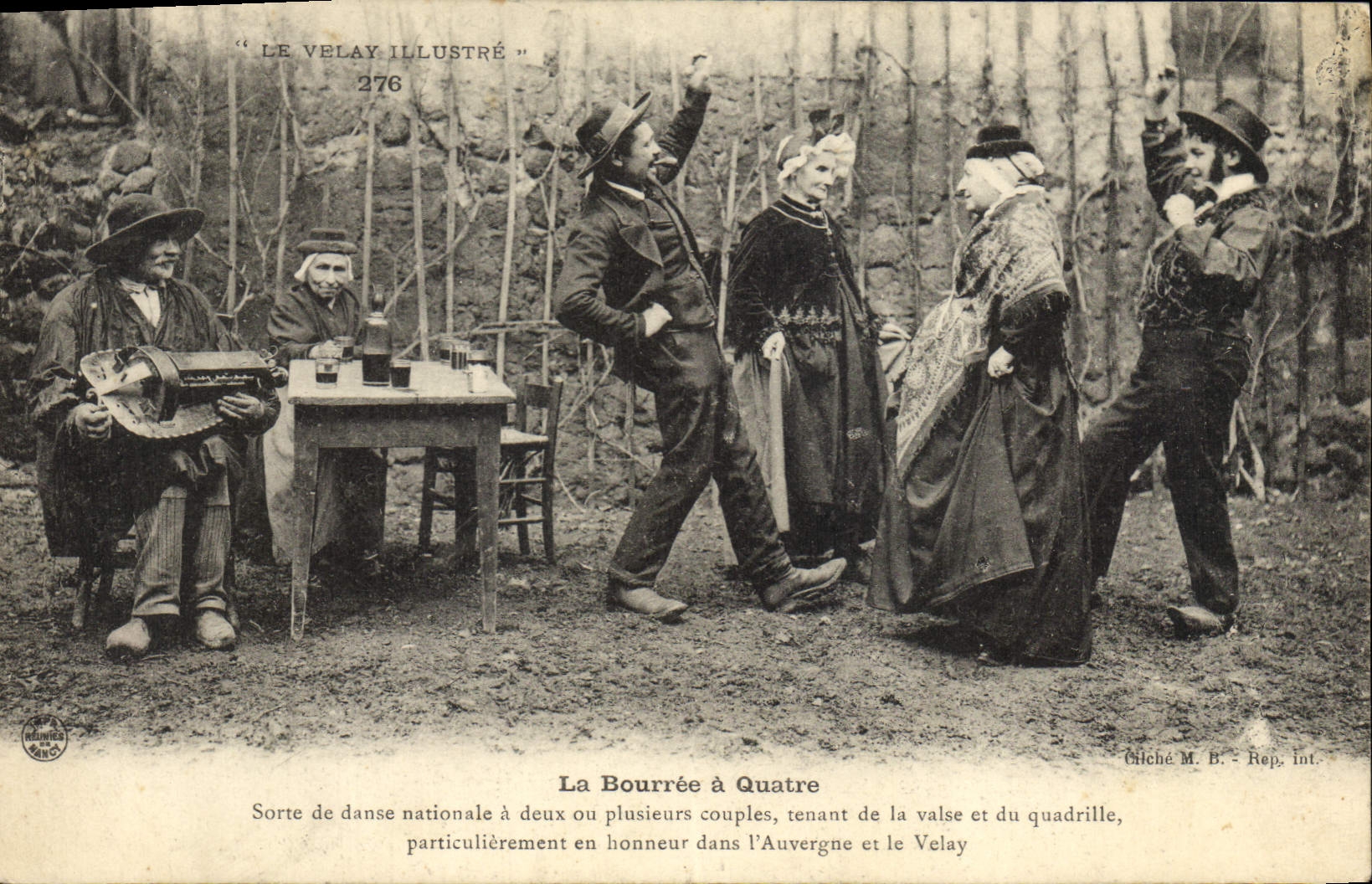 CPA Folklore La bourree a quatre Auvergne