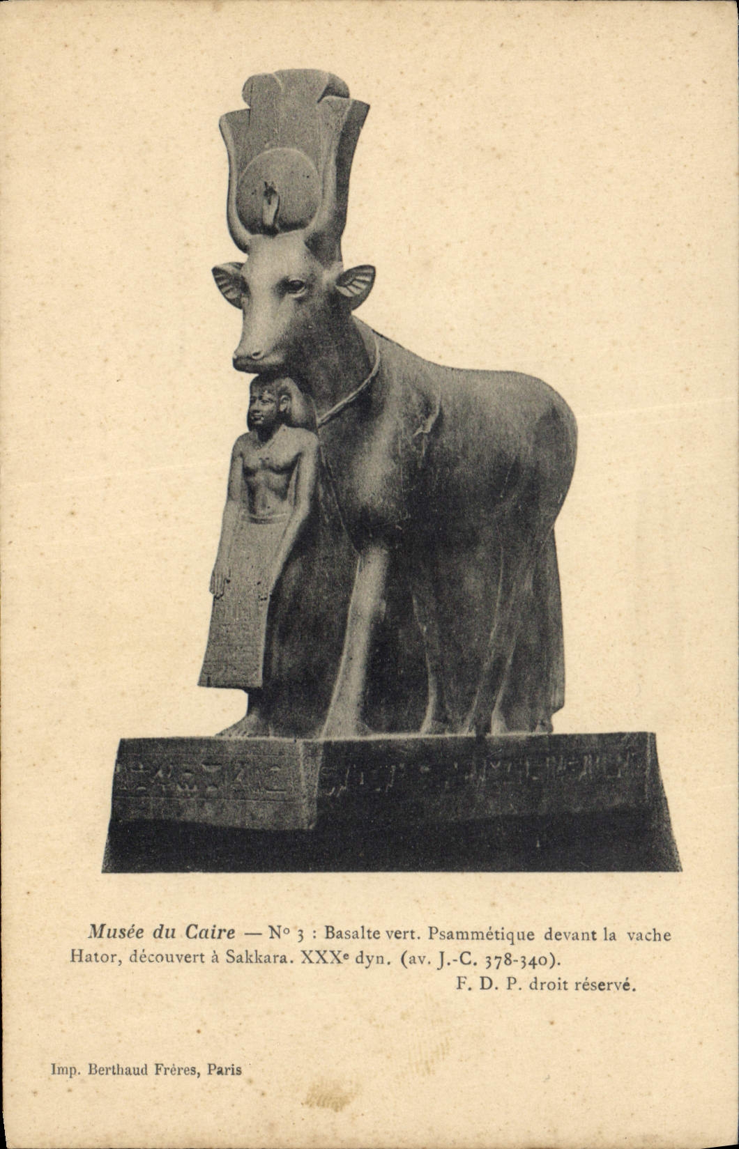 CPA Egypt Egypte Musee du Caire Psammetique devant la vache Hator decouvert a Sakkara