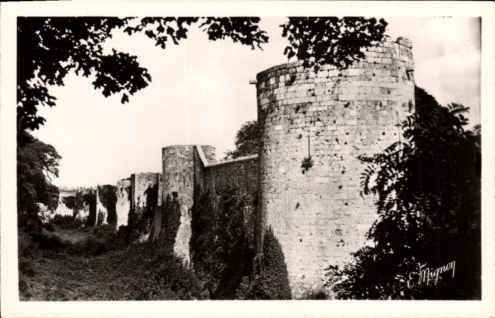 CPA Chateau Provins Ville haute La tour aux engins Les remparts